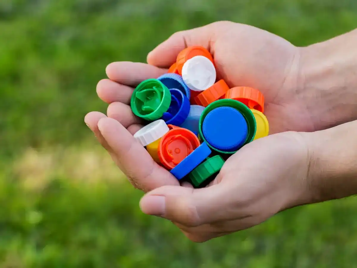 Tapitas de plástico coloridas para reciclado Eric Salomone ENARGAS Fundación Garrahan